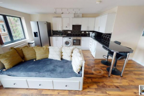 Lovely two bed flat with free parking (4 117)
